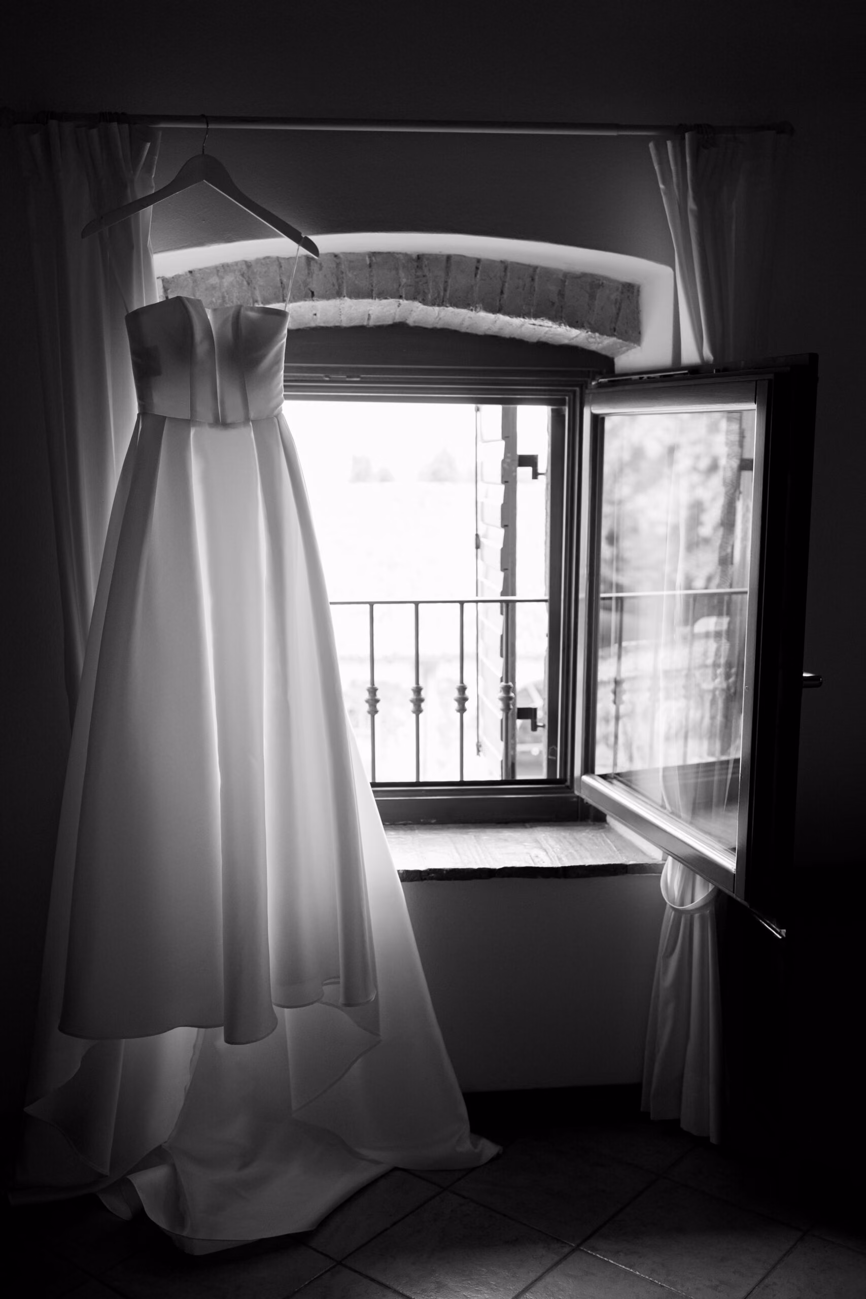 Brautkleid im Fensterlicht, Schwarzweiß